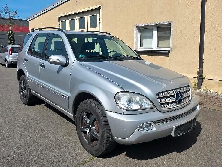 Second-hand Mercedes ML270 163 CP (119 kW) 2003 Argintiu SUV