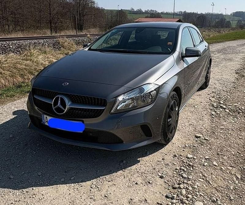 Gebraucht Mercedes A180 122 PS (89 kW) 2017 Grau Limousine
