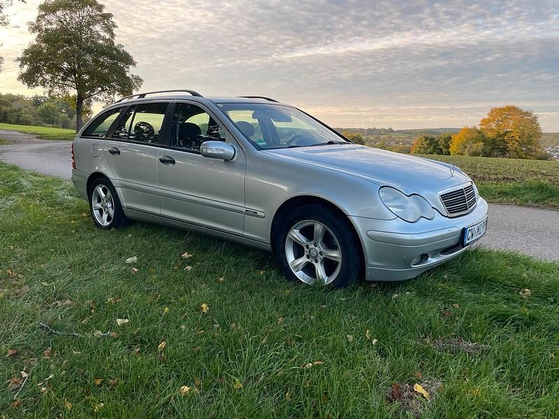 Silber Gebraucht 2002 Mercedes 220 Kombi | 2.490 € - Bild 1/4