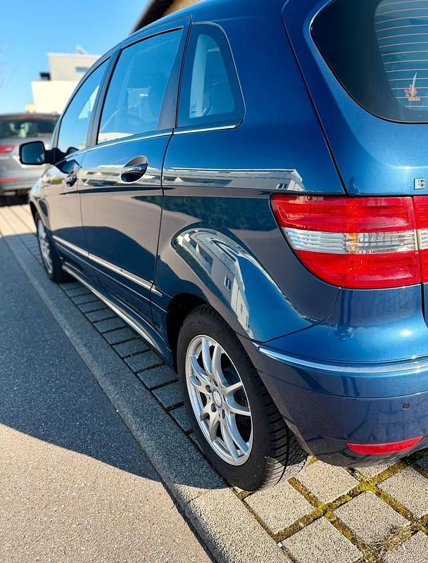 Gebraucht Mercedes B180 116 PS (85 kW) 2010 Blau Van / Kleinbus