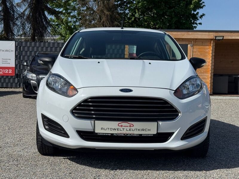 Weiß Gebraucht 2014 Ford Fiesta Ambiente Kleinwagen | 5.990 € (Fairer Preis) - Bild 1/4