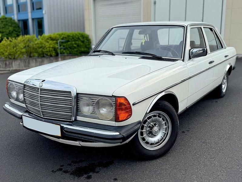 Weiß Gebraucht 1981 Mercedes 200 Limousine | 6.000 € - Bild 1/4