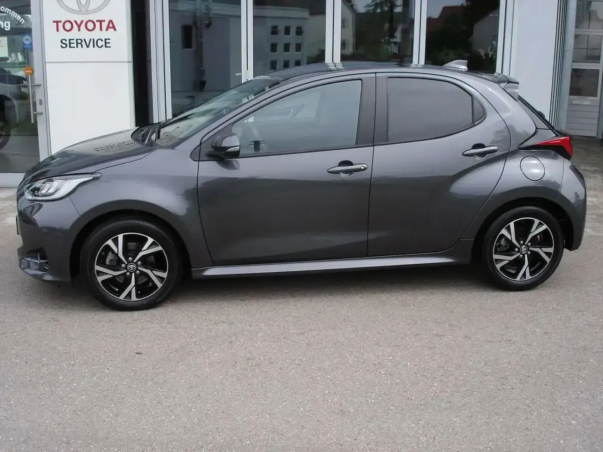 Gebraucht Toyota Yaris Hybrid 92 PS (67 kW) 2025 Marlingrau Limousine