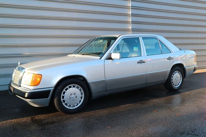 Gebraucht Mercedes E300 113 PS (83 kW) 1991 Silber Limousine