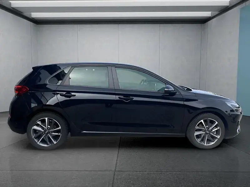 Gebraucht Hyundai i30 Advantage 101 PS (74 kW) 2024 Schwarz Kleinwagen