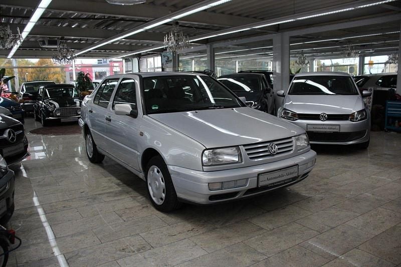 Gebraucht VW Vento 75 PS (55 kW) 1997 Grau Limousine