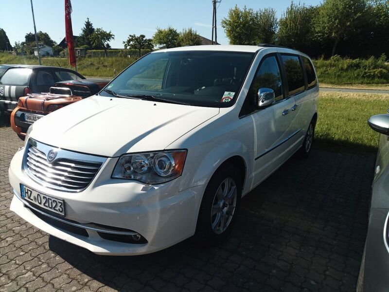 Weiß Gebraucht 2012 Lancia Voyager Silver Van / Kleinbus | 10.490 € (Fairer Preis) - Bild 1/2