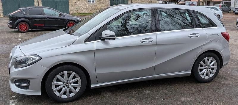 Gebraucht Mercedes B180 Style 122 PS (89 kW) 2017 Silber Van / Kleinbus