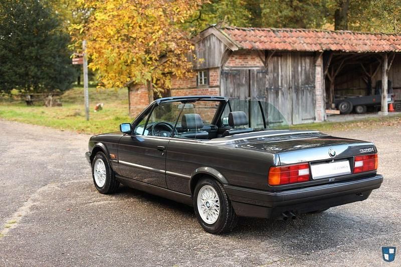 Gebraucht BMW 320 Cabriolet Sport Line 150 PS (110 kW) 1993 Schwarz Cabrio