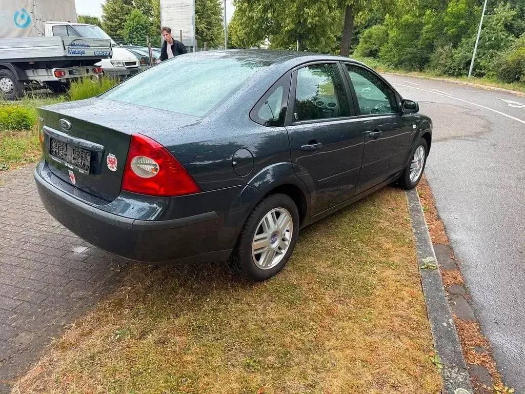 Gebraucht Ford Focus Ghia 145 PS (106 kW) 2006 Grau Limousine