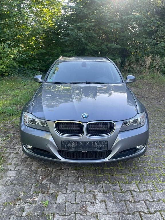 Grau Gebraucht 2012 BMW 318 Kombi | 5.500 € (Superpreis) - Bild 1/4