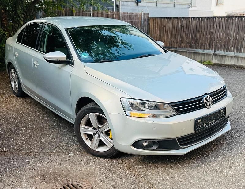 Second-hand VW Jetta 140 CP (102 kW) 2011 Gri Berlinǎ