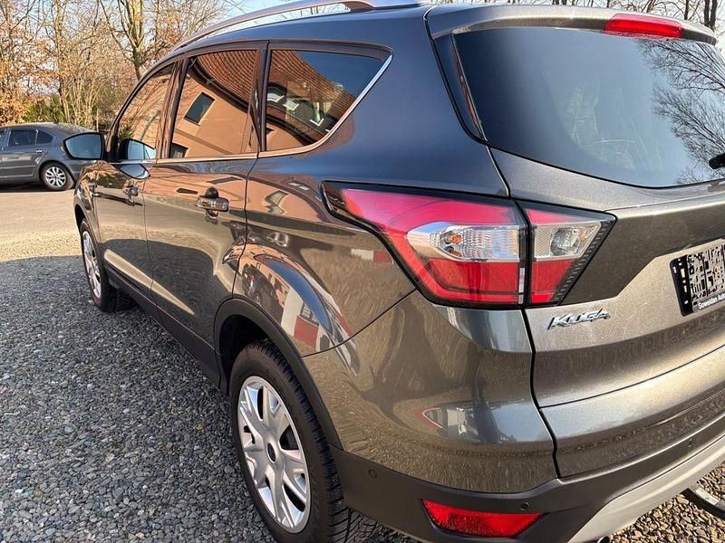 Gebraucht Ford Kuga Titanium 150 PS (110 kW) 2017 Grau SUV