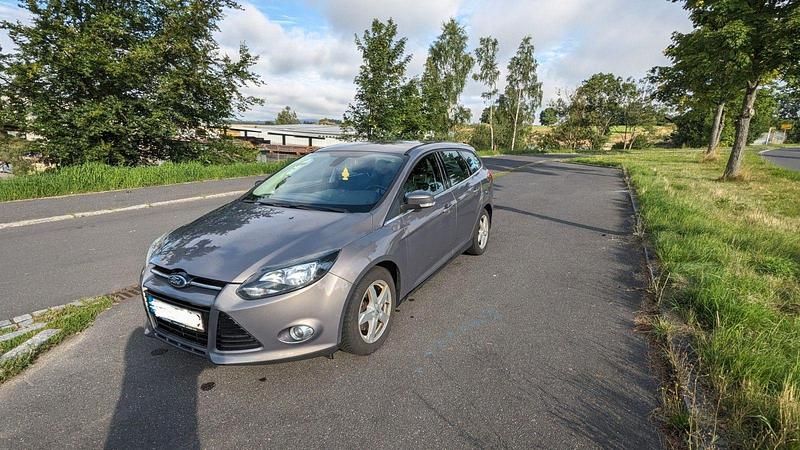 Grau Gebraucht 2012 Ford Focus Titanium Kombi | 4.000 € (Fairer Preis) - Bild 1/4