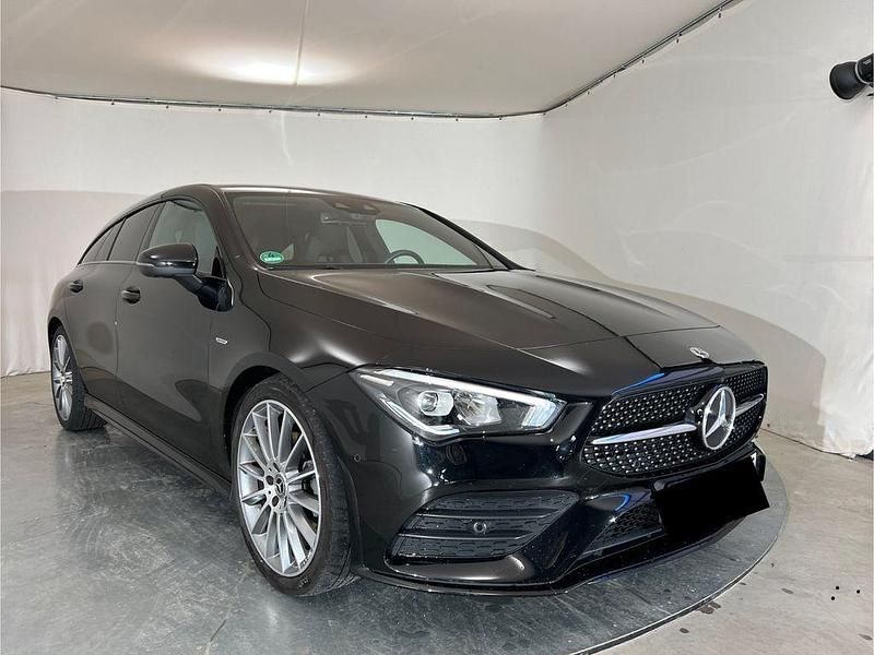Schwarz Gebraucht 2021 Mercedes CLA200 Shooting Brake AMG line Kombi | 25.990 € (Guter Preis) - Bild 1/4