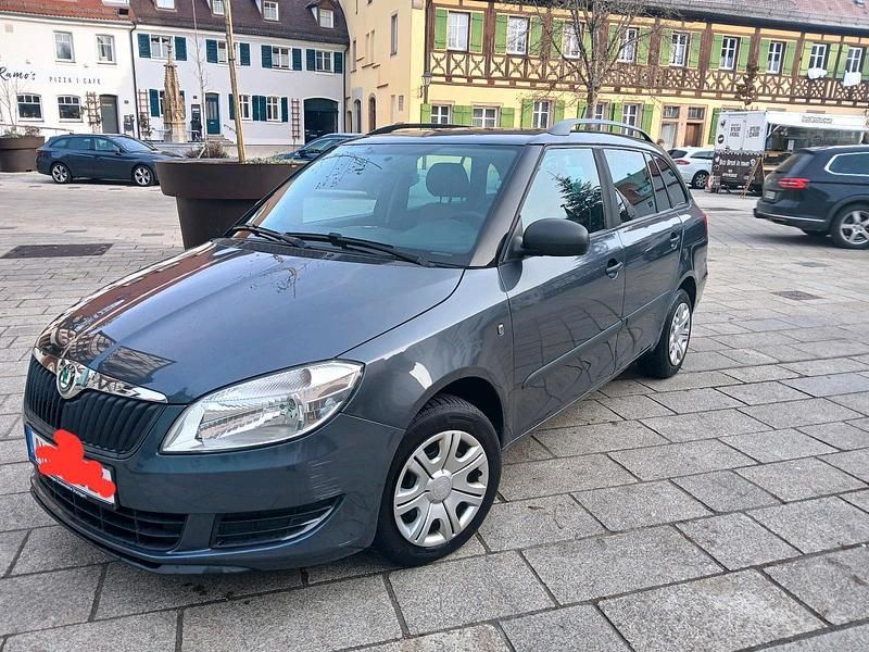 Grau Gebraucht 2012 Skoda Fabia Kombi | 2.800 € (Fairer Preis) - Bild 1/4