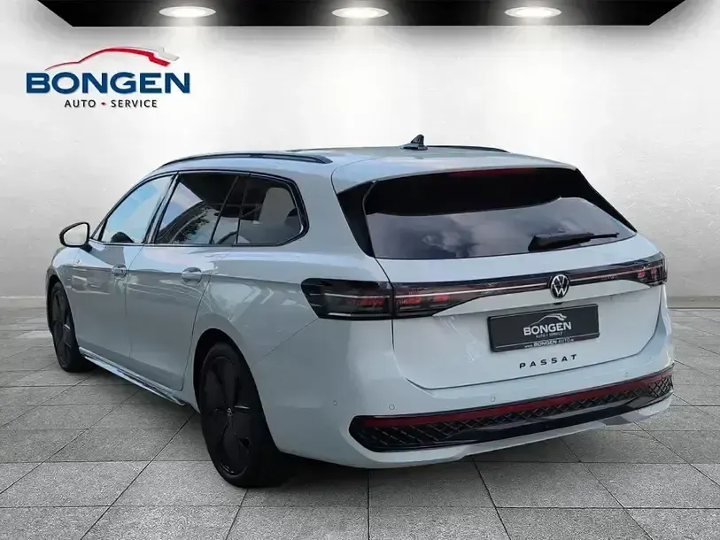 Gebraucht VW Passat R-line 150 PS (110 kW) 2024 Pure white (weiß) Kombi
