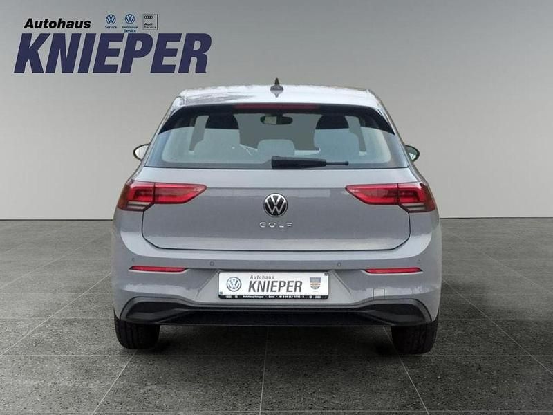 Gebraucht VW Golf VIII Basis 90 PS (66 kW) 2022 Mondsteingrau Limousine