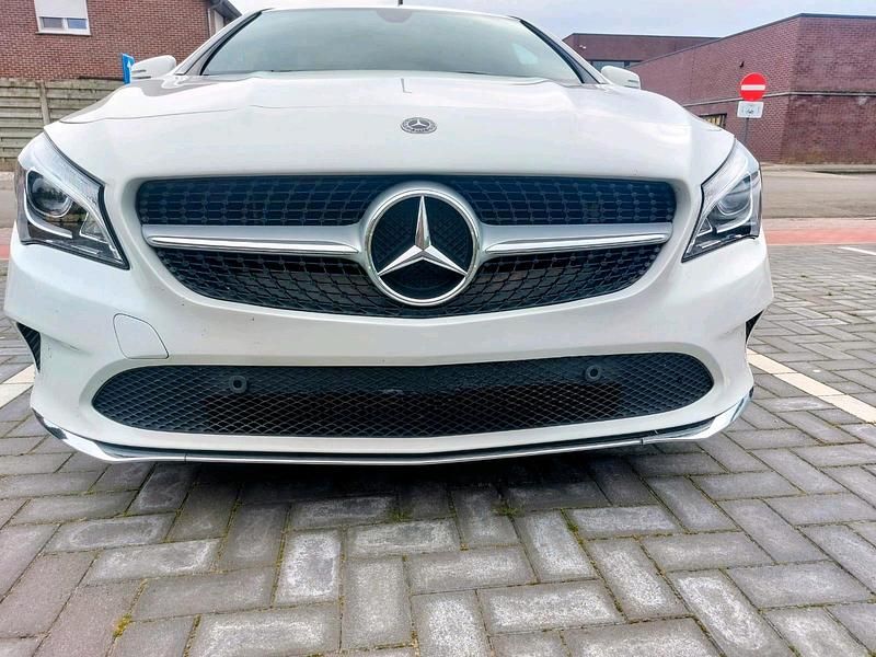 Weiß Gebraucht 2018 Mercedes CLA180 AMG line Limousine | 22.000 € (Teuer) - Bild 1/4