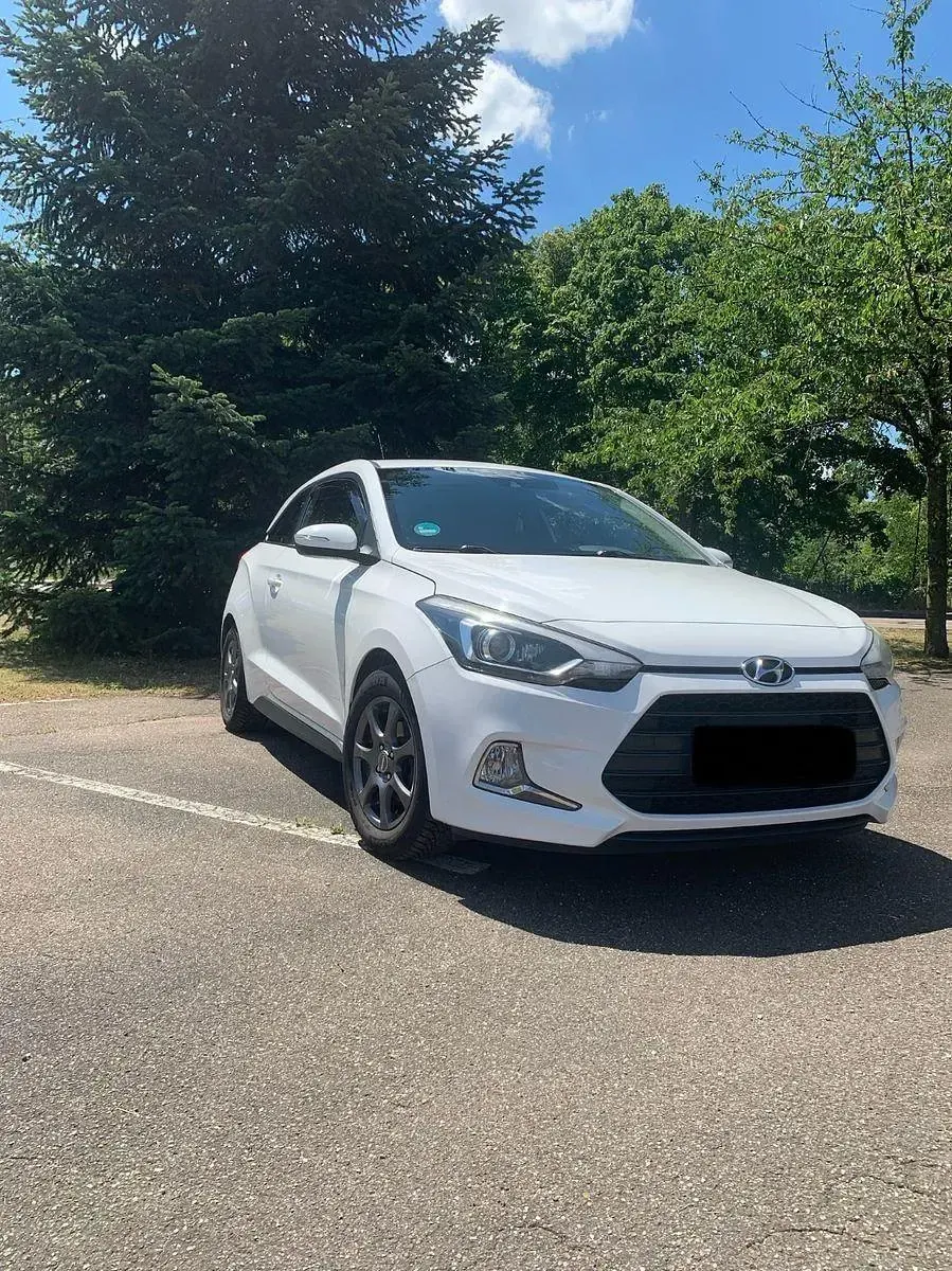 Gebraucht Hyundai i20 Trend 101 PS (74 kW) 2015 Weiß Coupé