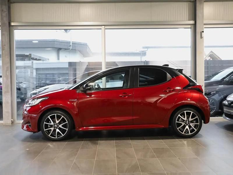 Gebraucht Toyota Yaris Hybrid Style 116 PS (85 kW) 2021 Tokiorot perleffekt, mysticschwarz Kleinwagen