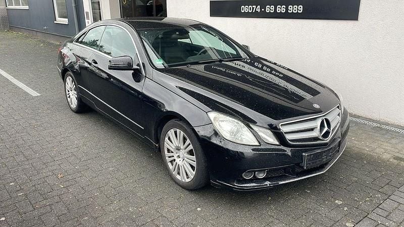 Schwarz Gebraucht 2010 Mercedes E250 Coupé | 8.430 € (Superpreis) - Bild 1/4