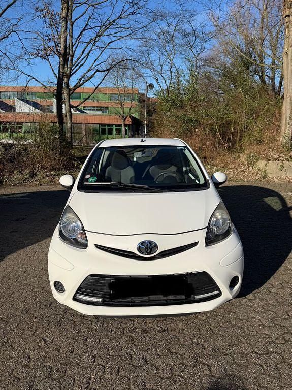 Gebraucht Toyota Aygo 68 PS (50 kW) 2012 Weiß Kleinwagen
