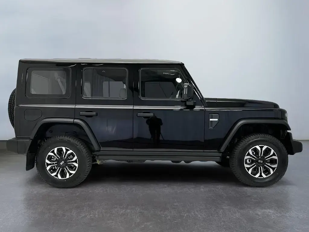 Neu BAW 212 166 PS (122 kW) 2026 Schwarz SUV