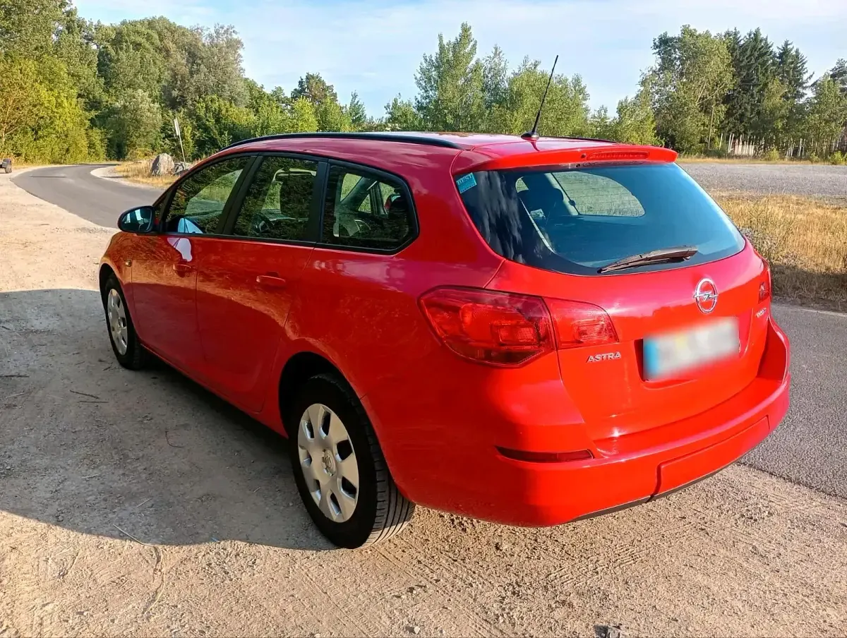 Gebraucht Opel Astra 131 PS (96 kW) 2012 Rot Kombi