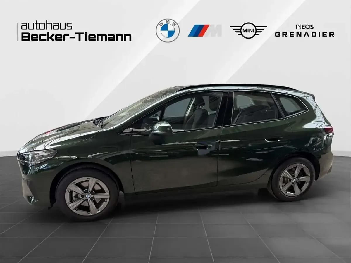 Gebraucht BMW 220 Active Tourer Luxury Line 156 PS (114 kW) 2025 Grün Van / Kleinbus