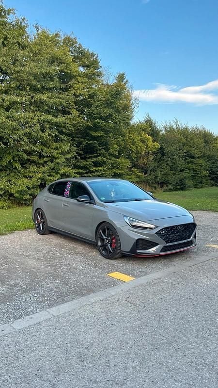 Grau Gebraucht 2021 Hyundai i30 N Performance Limousine | 29.999 € (Etwas zu teuer) - Bild 1/4