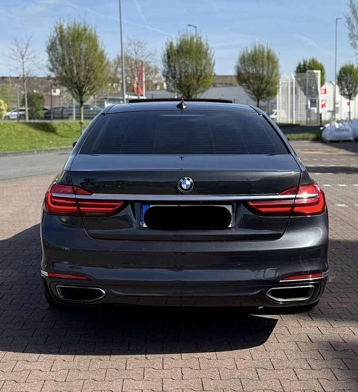 Gebraucht BMW 730L 265 PS (194 kW) 2016 Limousine