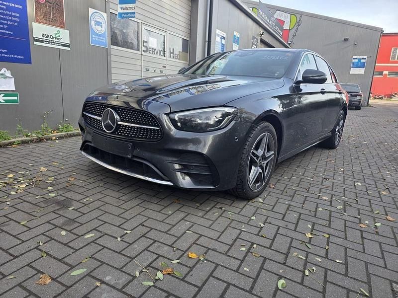 Grau Gebraucht 2022 Mercedes E300 AMG line Limousine | 30.300 € (Guter Preis) - Bild 1/4