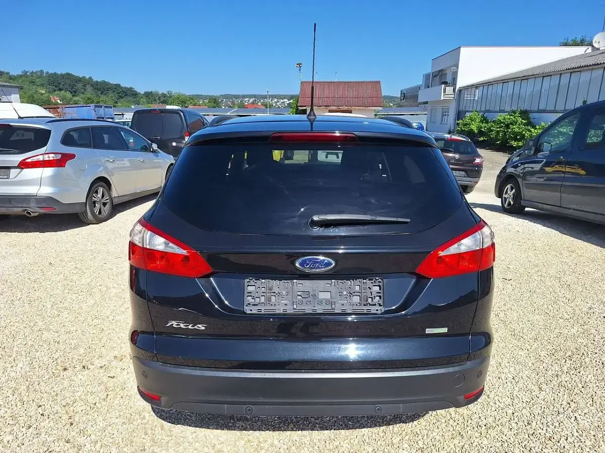Gebraucht Ford Focus Trend 125 PS (91 kW) 2014 Pantherschwarz metallic Kombi