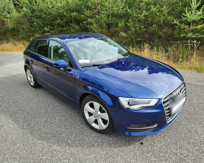 Blau Gebraucht 2015 Audi A3 Sportback Ambition Limousine | 7.950 € (Superpreis) - Bild 1/4