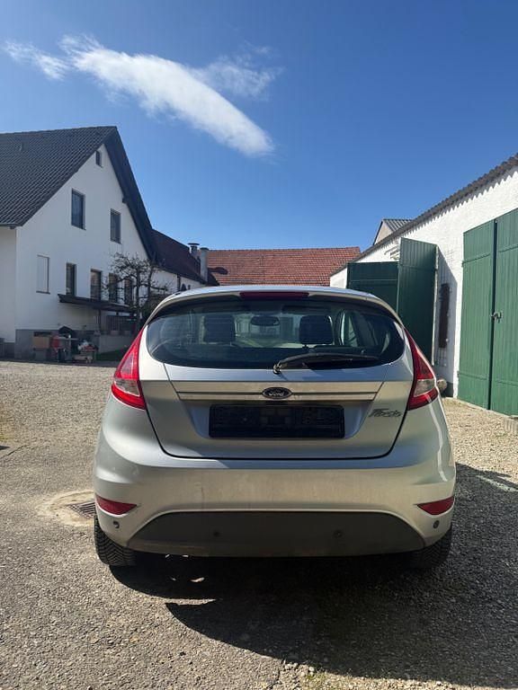 Gebraucht Ford Fiesta Trend 82 PS (60 kW) 2009 Silber Kleinwagen
