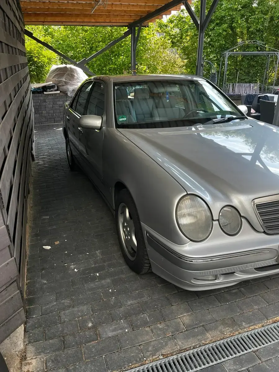Second-hand Mercedes E220 143 CP (105 kW) 2000 Argintiu Berlinǎ
