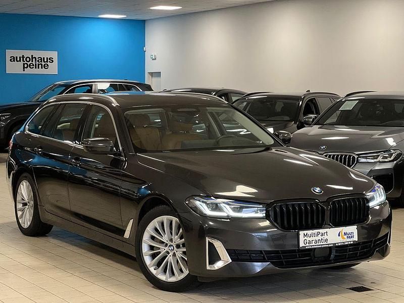Grau Gebraucht 2021 BMW 530 Performance Limousine | 32.999 € (Guter Preis) - Bild 1/4