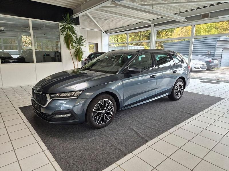 Grau Gebraucht 2022 Skoda Octavia Clever Kombi | 21.490 € (Guter Preis) - Bild 1/4