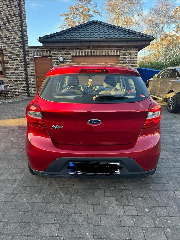 Gebraucht Ford Ka Plus 85 PS (62 kW) 2016 Rot Kleinwagen