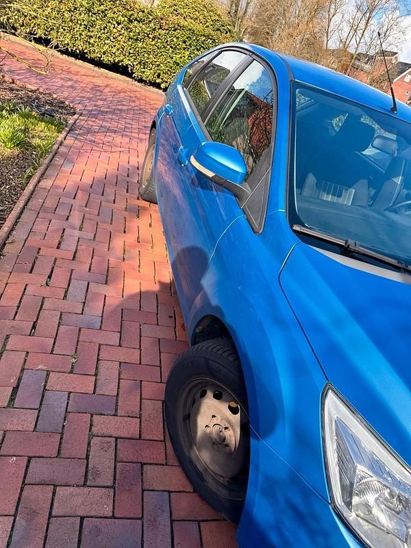 Gebraucht Ford Focus 101 PS (74 kW) 2011 Blau Limousine