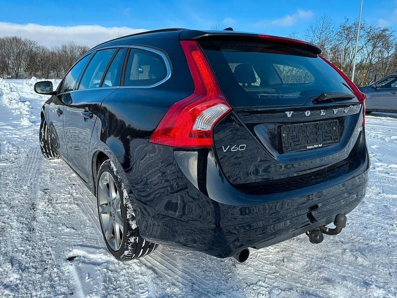 Gebraucht Volvo V60 Momentum 150 PS (110 kW) 2016 Schwarz Kombi