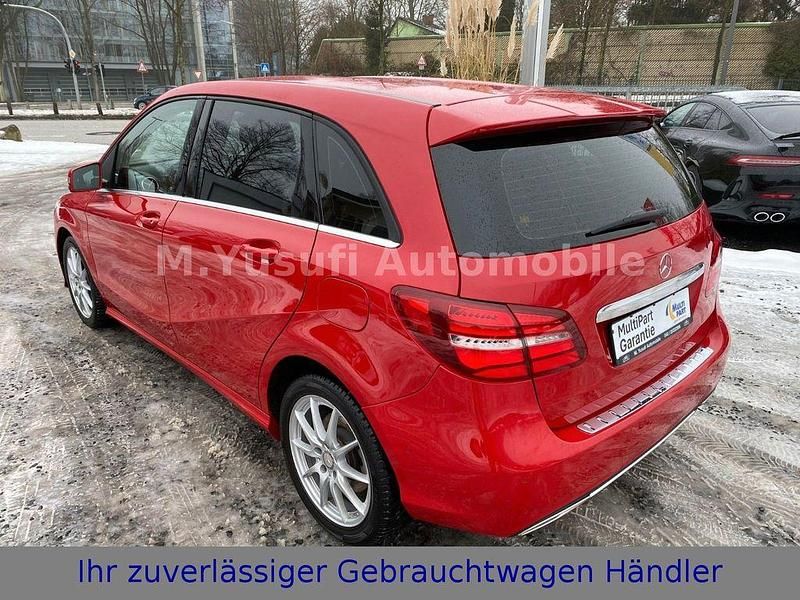 Gebraucht Mercedes B220 177 PS (130 kW) 2016 Rot Van / Kleinbus