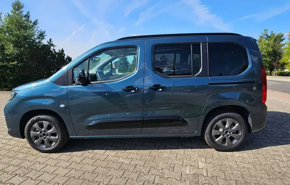 Neu Opel Combo Life 131 PS (96 kW) 2026 Kiama blau Kombi