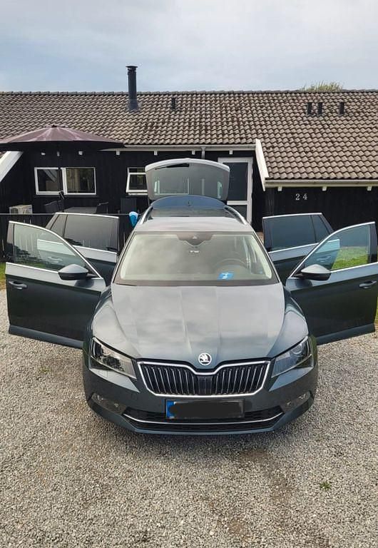 Grau Gebraucht 2019 Skoda Superb Style Limousine | 21.000 € (Guter Preis) - Bild 1/4