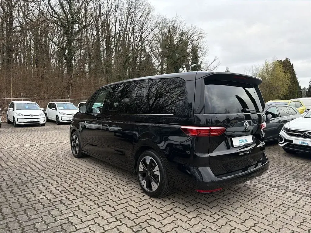 Gebraucht VW Multivan Life 150 PS (110 kW) 2025 Deep black perleffekt Van / Kleinbus