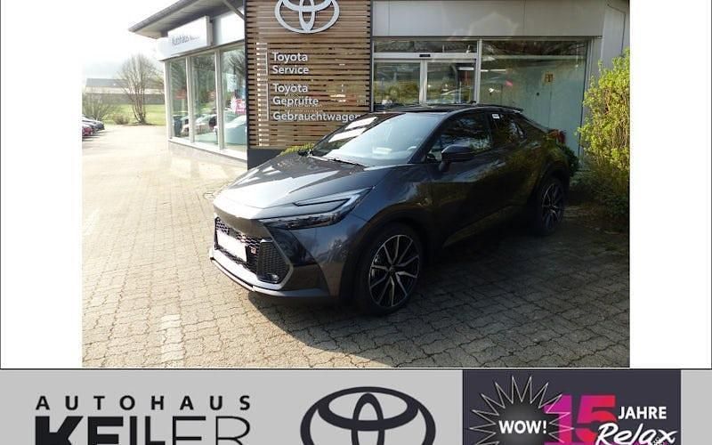 Grau Neu 2025 Toyota C-HR Sport SUV | 48.160 € - Bild 1/4