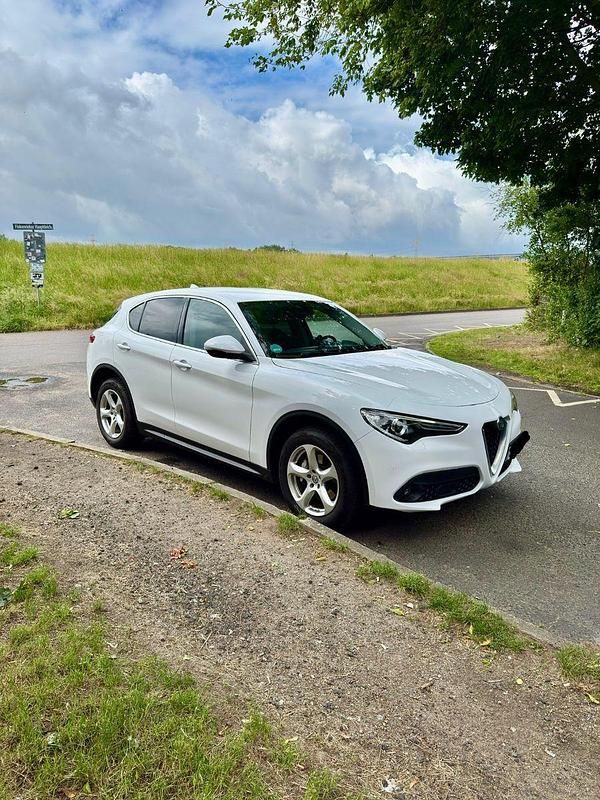 Weiß Gebraucht 2017 Alfa Romeo Stelvio Super SUV | 16.850 € (Etwas zu teuer) - Bild 1/4