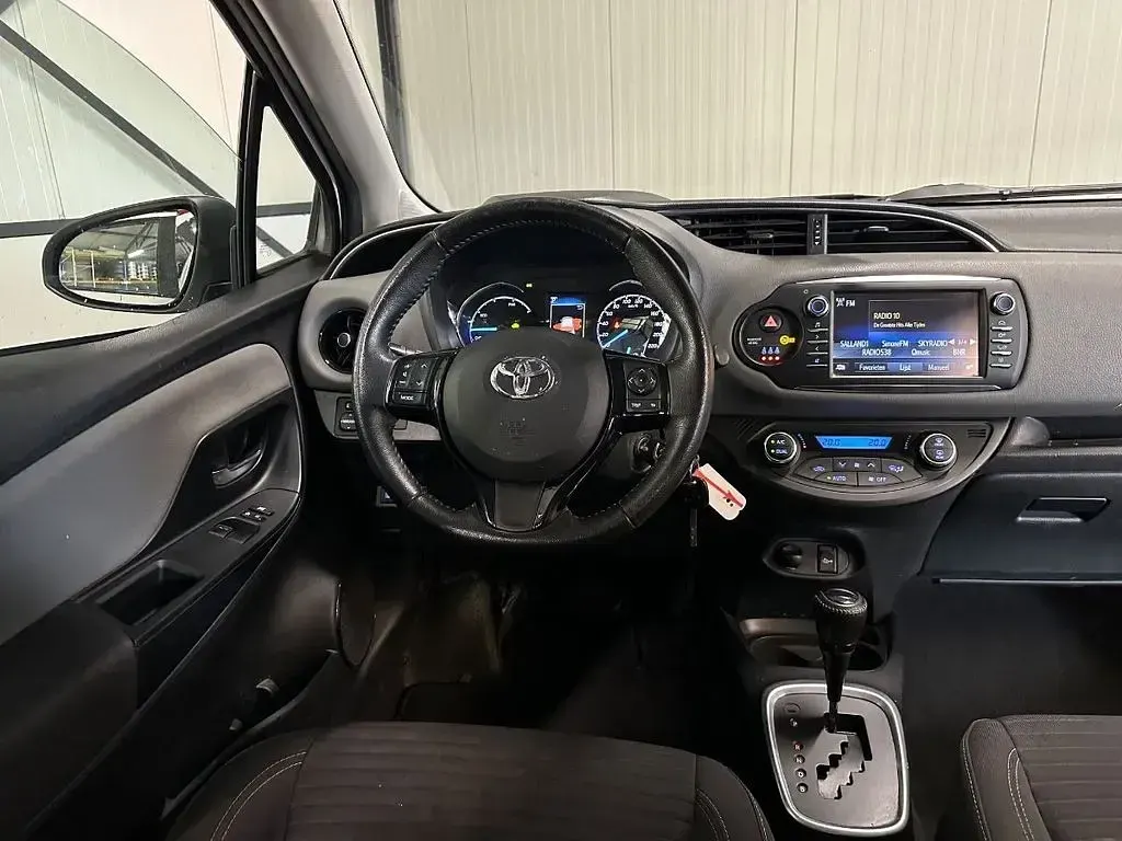 Gebraucht Toyota Yaris Hybrid Active 73 PS (53 kW) 2019 Weiß Limousine