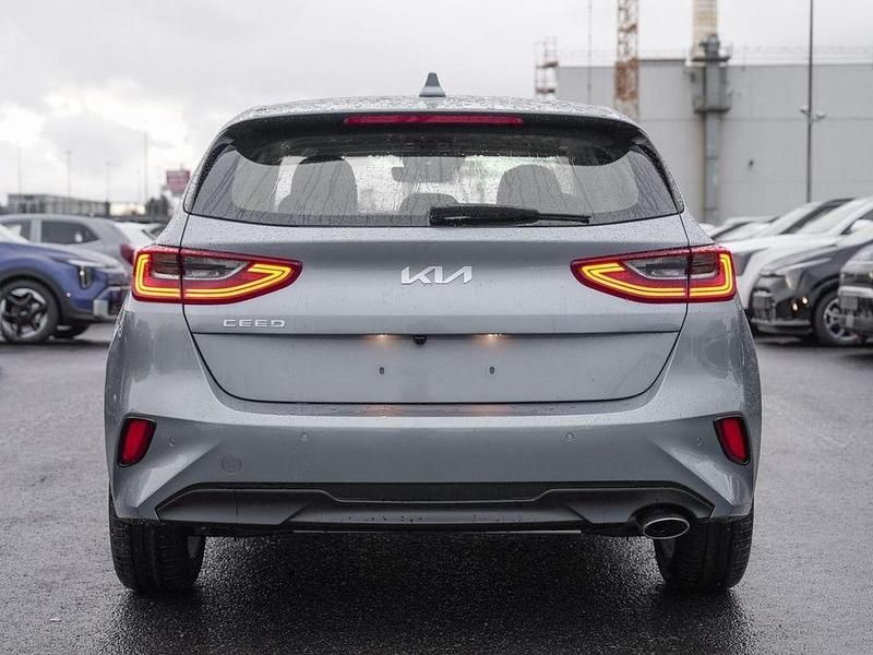 Neu Kia Ceed Vision 140 PS (102 kW) 2026 Silber lunarsilber metallic Kleinwagen